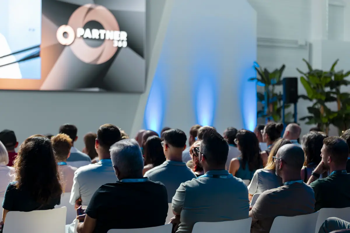 Asistentes al evento presencial de Partner 360 durante una ponencia de la academia