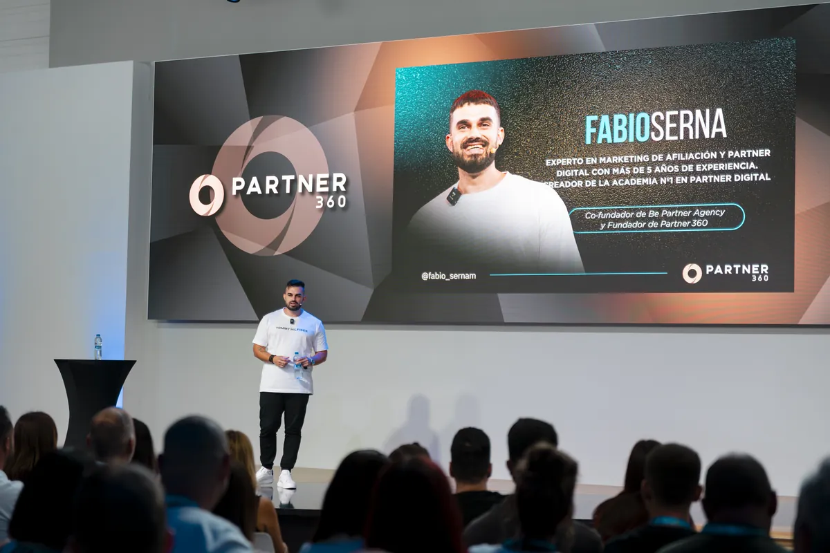 Fabio Serna en el escenario de un evento presencial de Partner 360